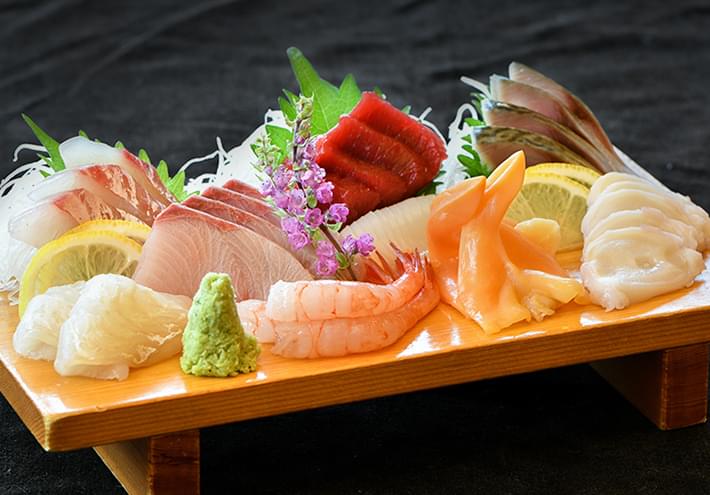 隠れ家のような空間で明るく楽しい至福のひと時を。